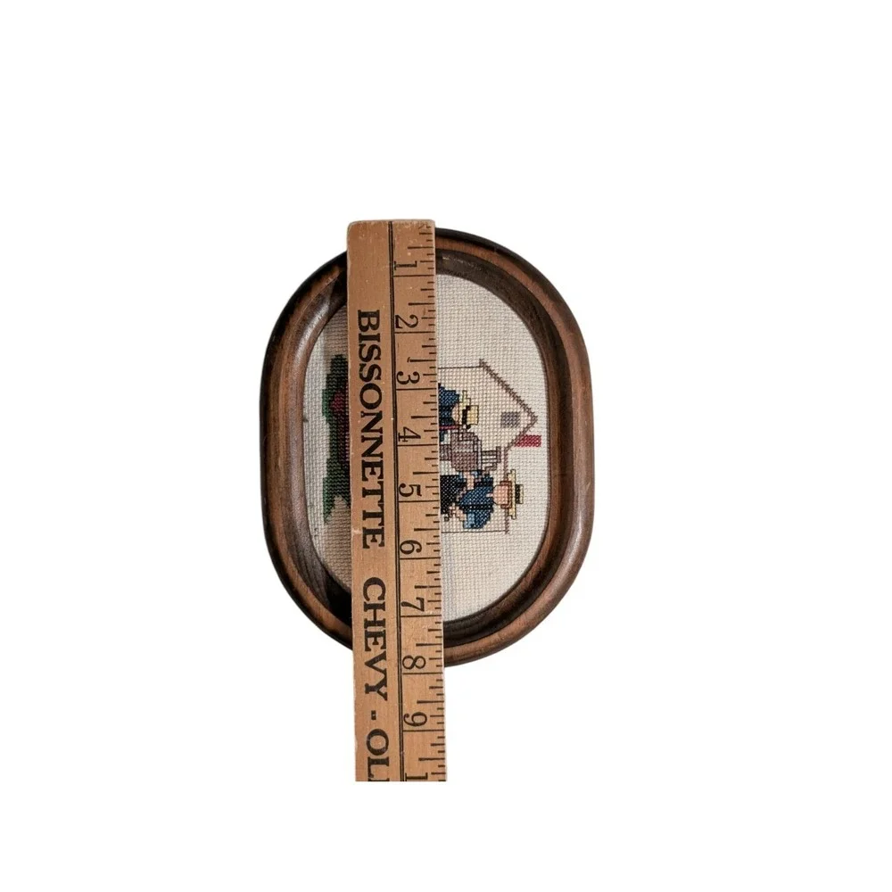 Vintage Amish Men Water Pump Cross Stitch Needlepoint Oval Wood Frame‎ Wall Art